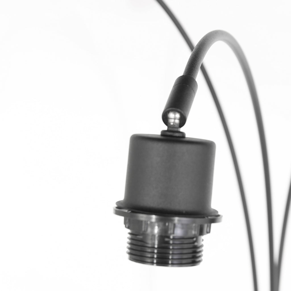 Bogenlampe aus schwarzem Metall mit Schirmen aus hellem Holz – H200 cm