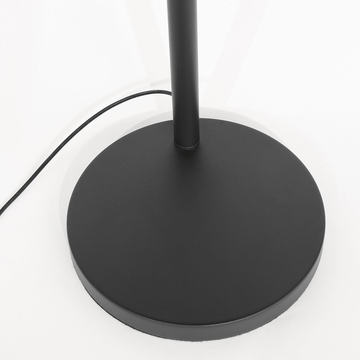 Bogenlampe aus schwarzem Metall mit Schirmen aus hellem Holz – H200 cm
