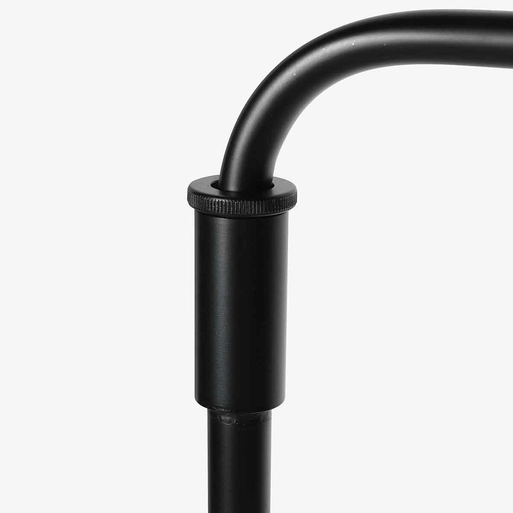 Stehlampe aus Metall in Schwarz mit Rattanschirm, schwenkbar – H165 cm