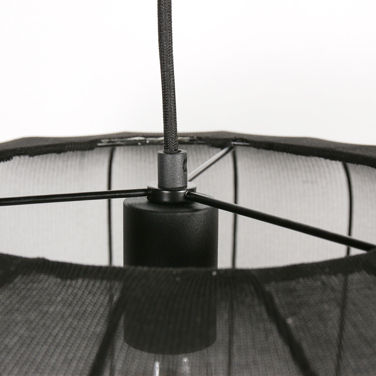 Ovale Hängeleuchte aus schwarzem Netzgeflecht mit sichtbarem Vintage-Leuchtmittel – Ø60 cm