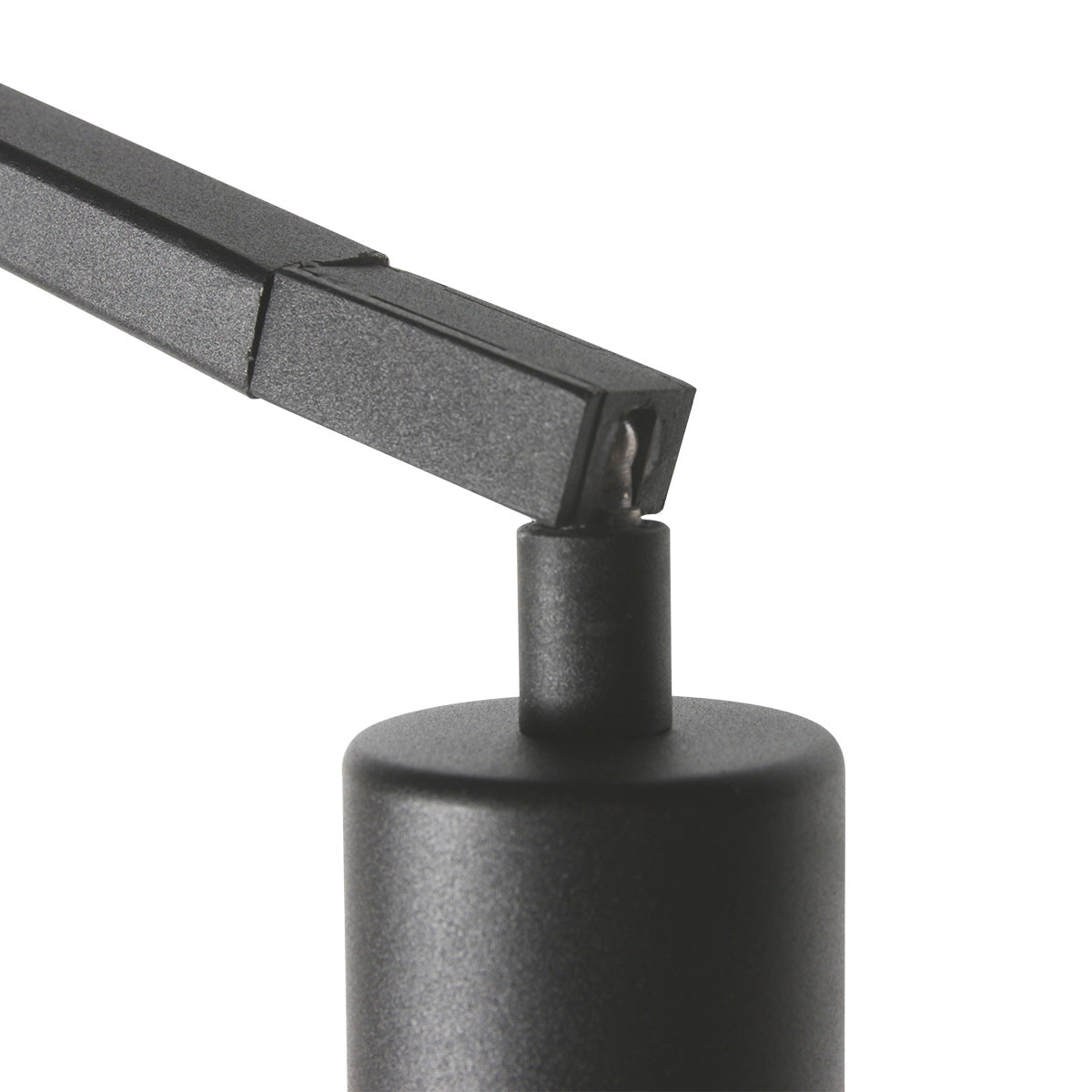 Stehlampe aus schwarzem Metall mit geflochtenem Naturschirm – H173 cm