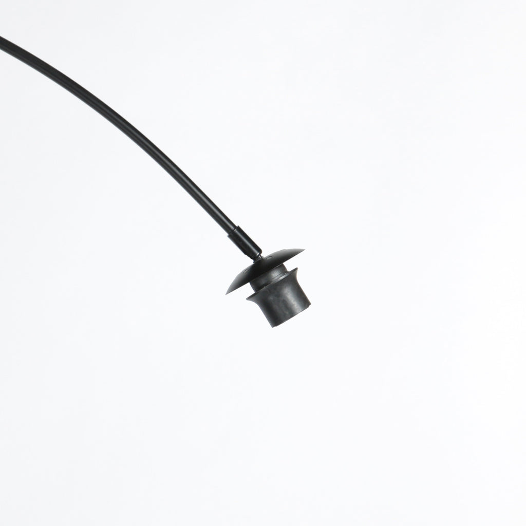 Bogenlampe aus schwarzem Metall mit Schirm aus Naturfasern – H210 cm