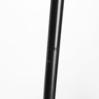 Schwarze Stehlampe mit Schirm aus geflochtenem Bambus und Bogenarm – H193 cm