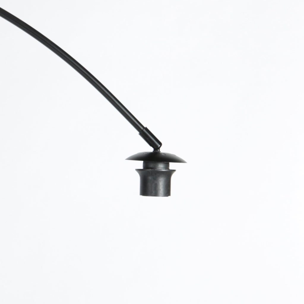 Bogenlampe aus Metall in Schwarz mit Rattanschirm – H193 cm