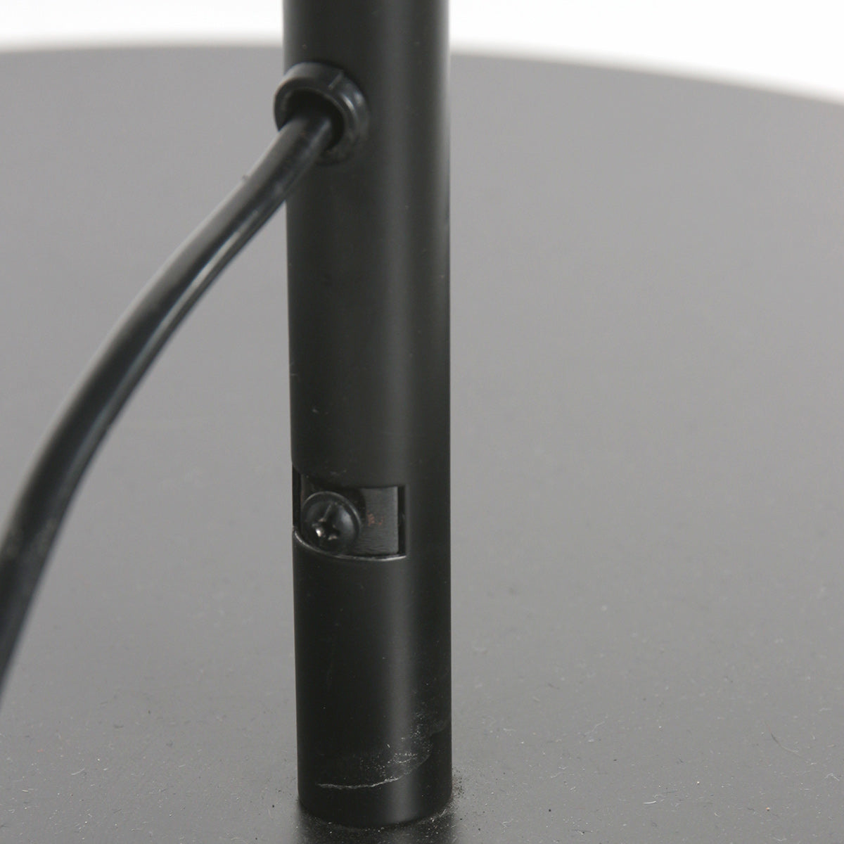 Bogenlampe aus Metall in Schwarz mit Rattanschirm – H193 cm