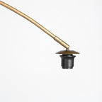 Bogenlampe aus goldfarbenem Metall mit durchbrochenem Rattanschirm – Ø60 cm