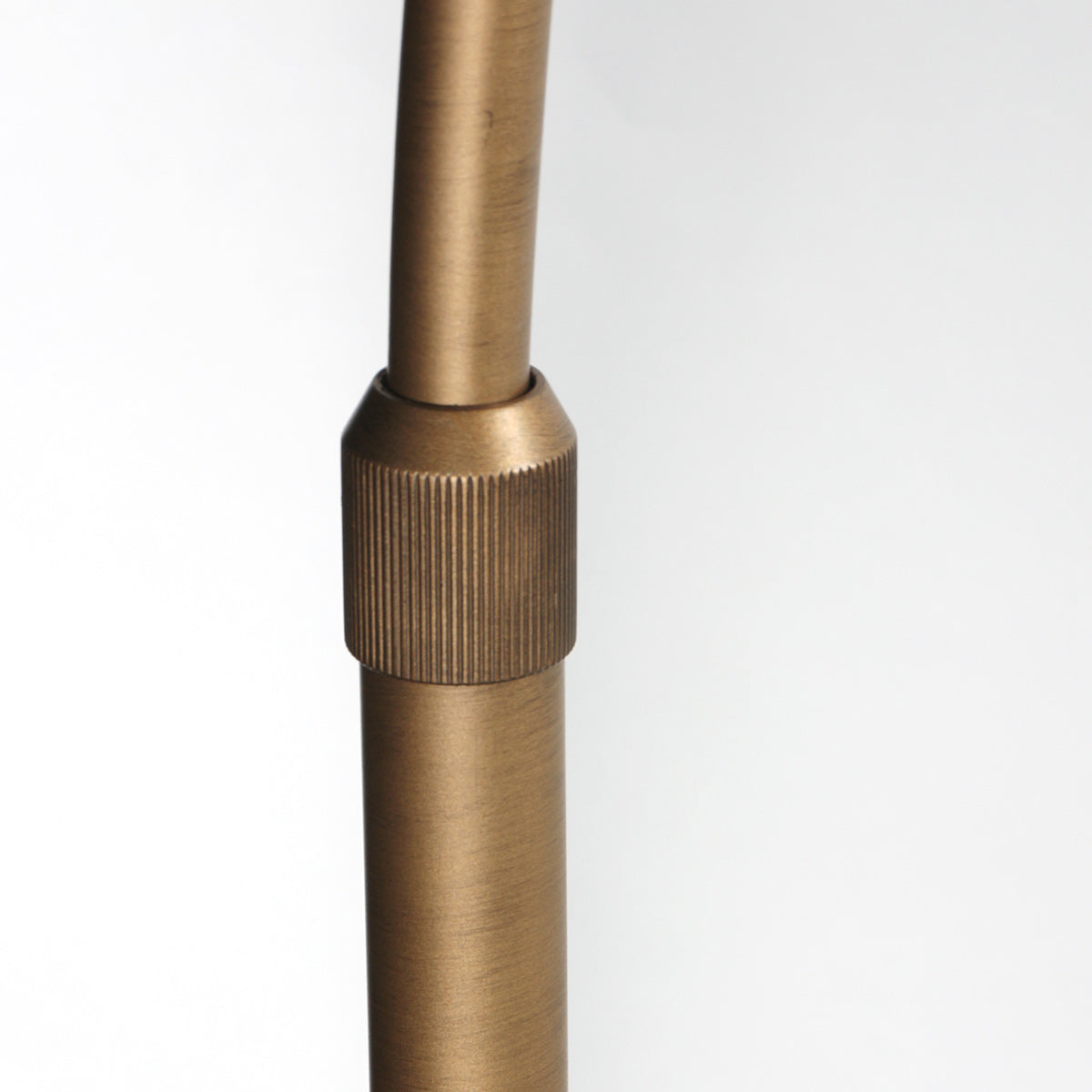 Bogenlampe aus goldfarbenem Metall mit durchbrochenem Rattanschirm – Ø60 cm