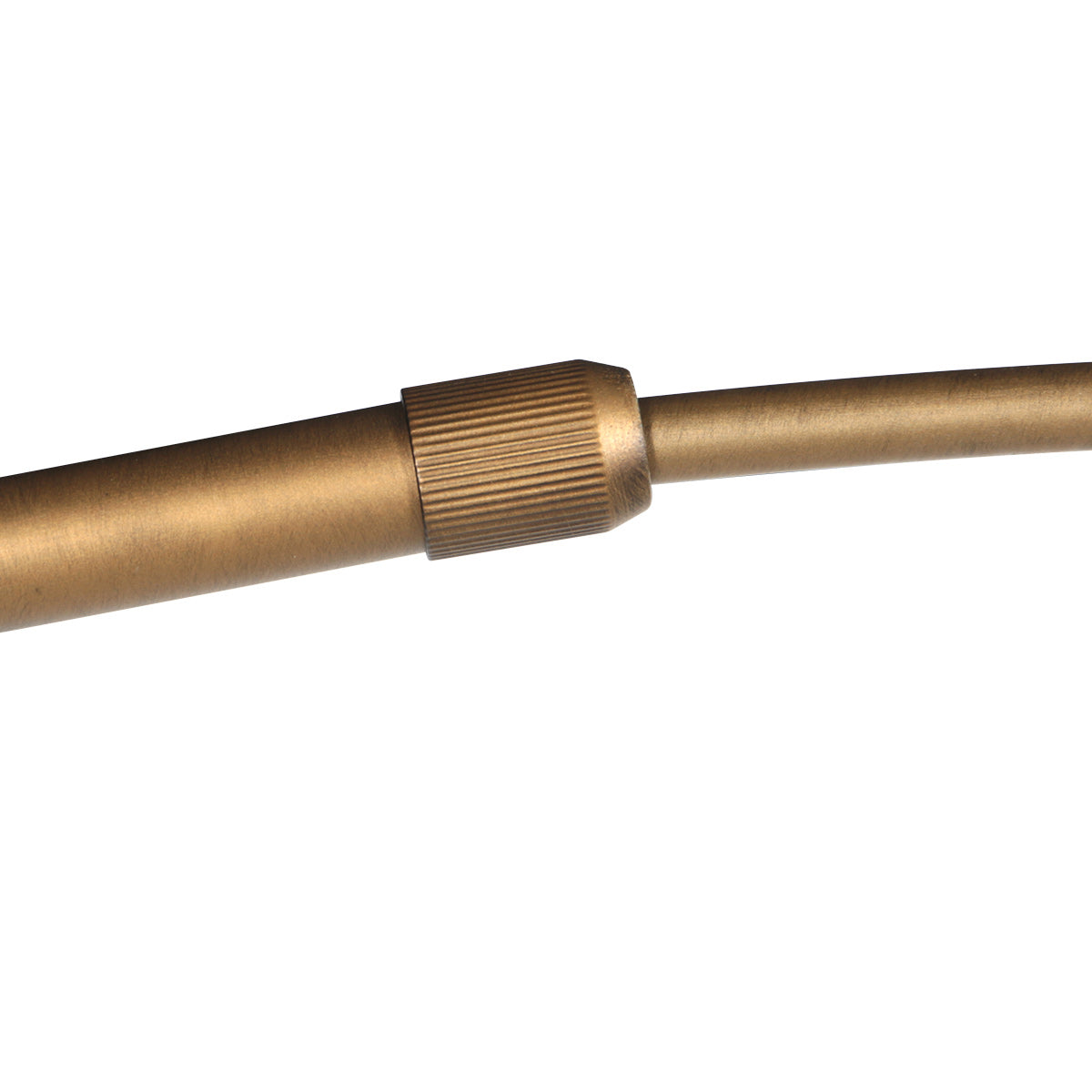 Bogenlampe aus goldfarbenem Metall mit durchbrochenem Rattanschirm – Ø60 cm