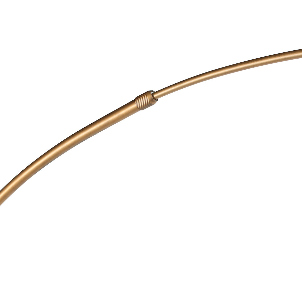 Bogenlampe aus goldfarbenem Metall mit durchbrochenem Rattanschirm – Ø60 cm
