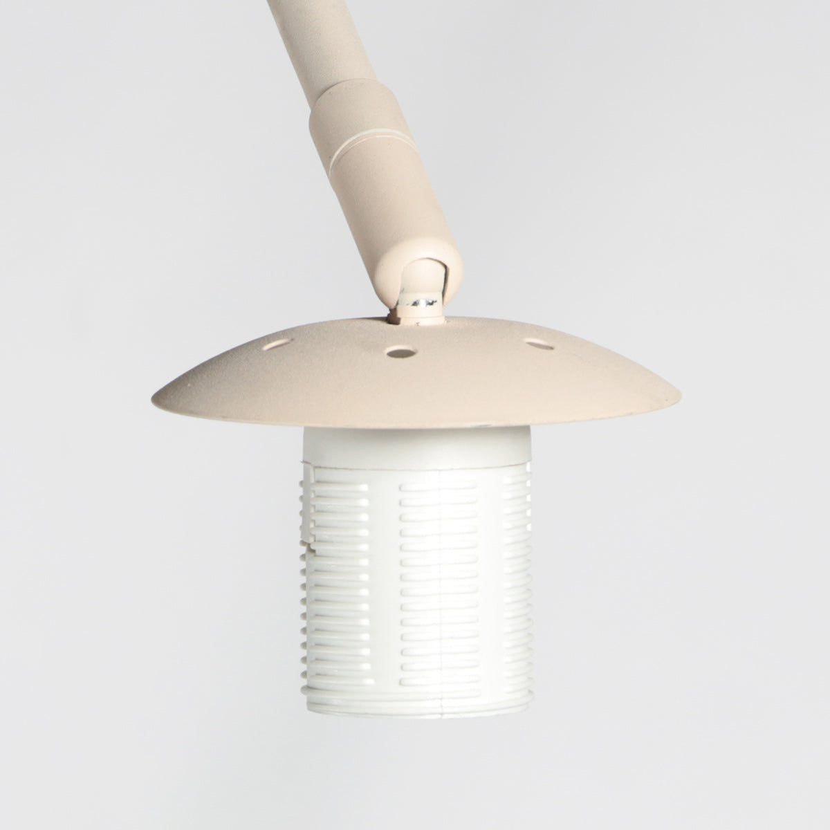 Bogenlampe aus Metall in Creme mit opalweißem Schirm – H240 cm