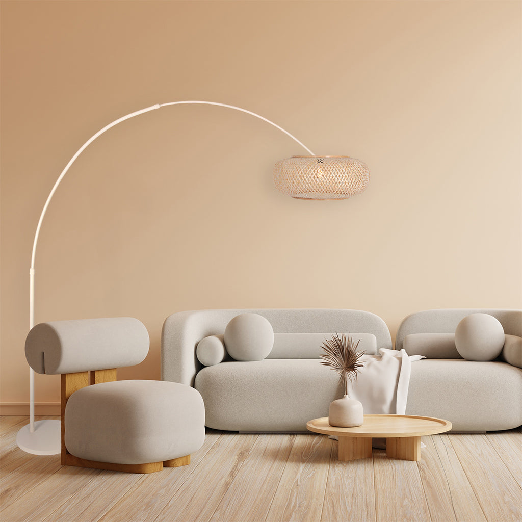 Bogenlampe aus geflochtenem Rattan in Creme mit rundem Schirm – H240 cm