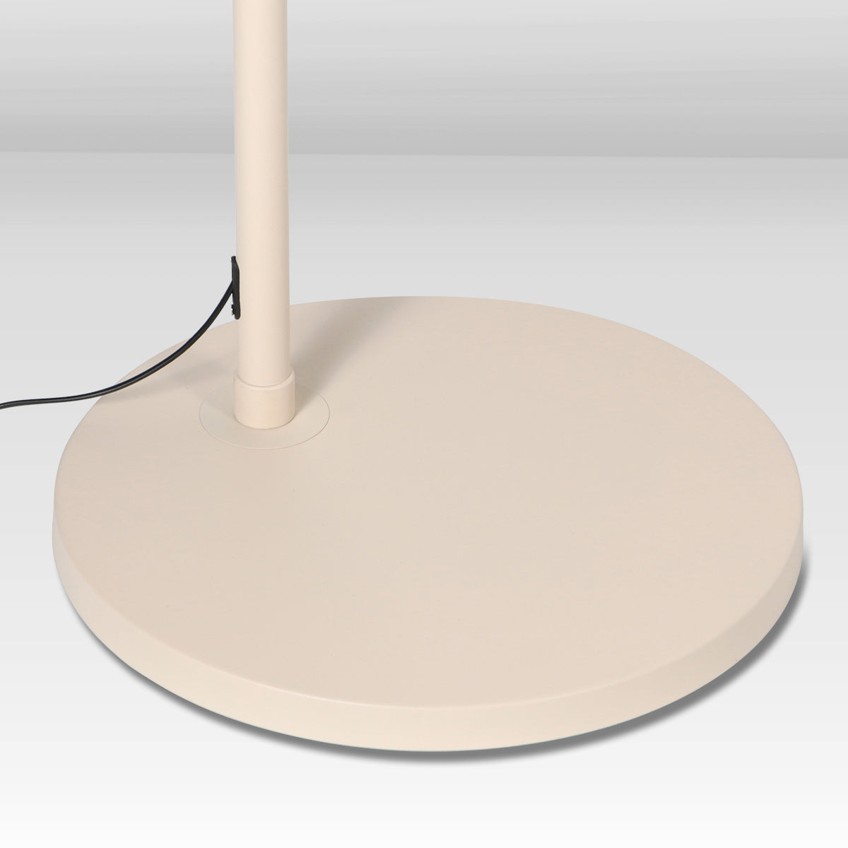 Bogenlampe aus geflochtenem Rattan in Creme mit rundem Schirm – H240 cm