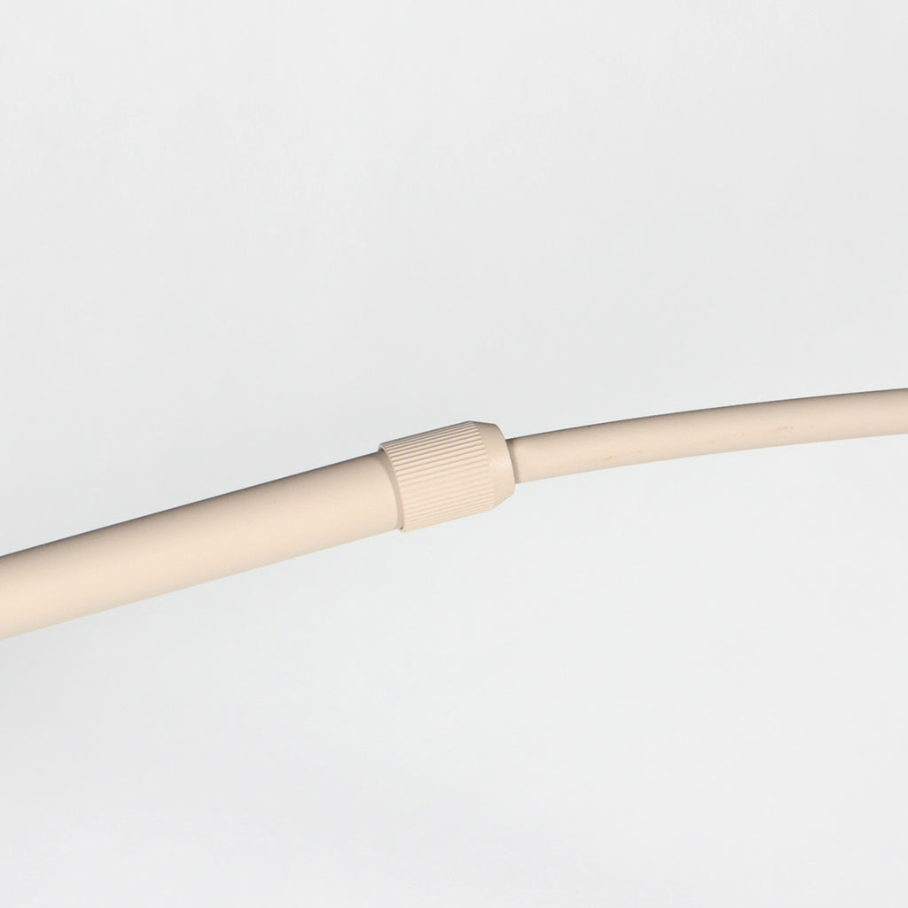 Bogenlampe aus geflochtenem Rattan in Creme mit rundem Schirm – H240 cm