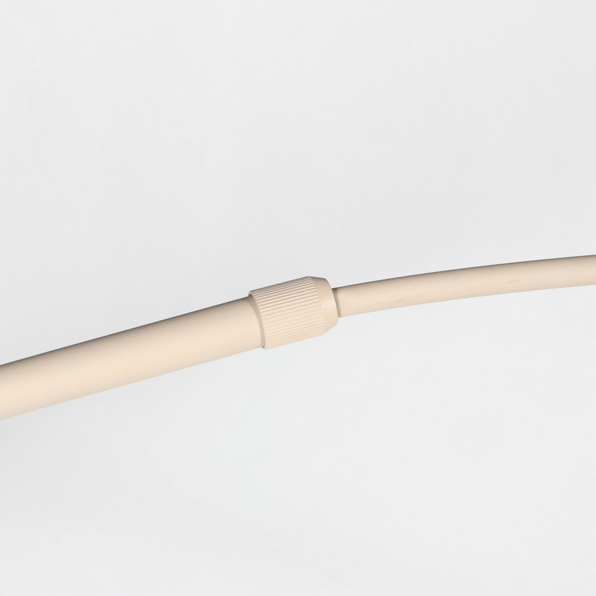 Bogenlampe aus geflochtenem Rattan in Creme mit rundem Schirm – H240 cm