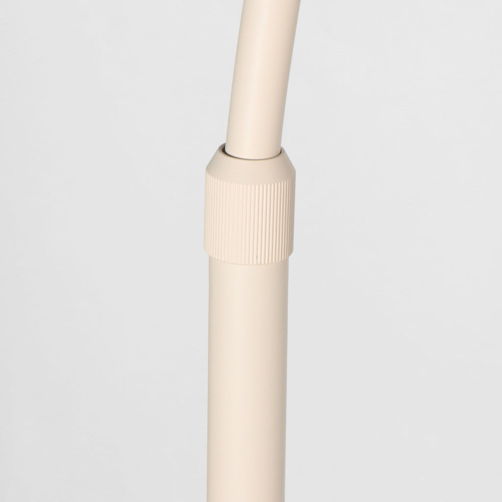Bogenlampe aus geflochtenem Rattan in Creme mit rundem Schirm – H240 cm