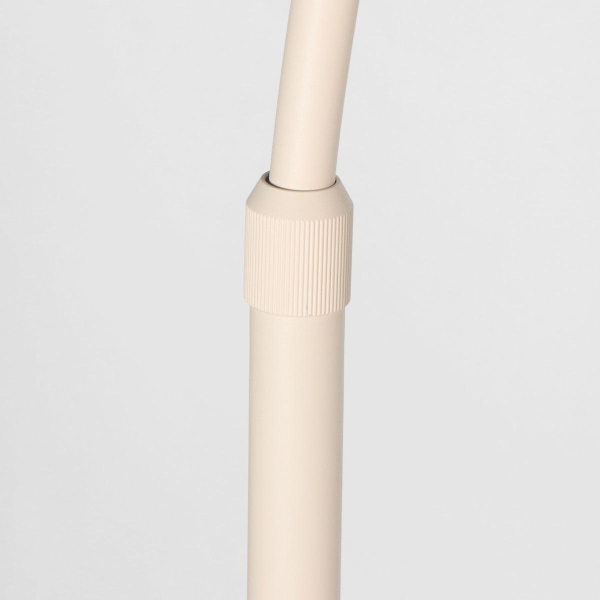 Bogenlampe aus geflochtenem Rattan in Creme mit rundem Schirm – H240 cm