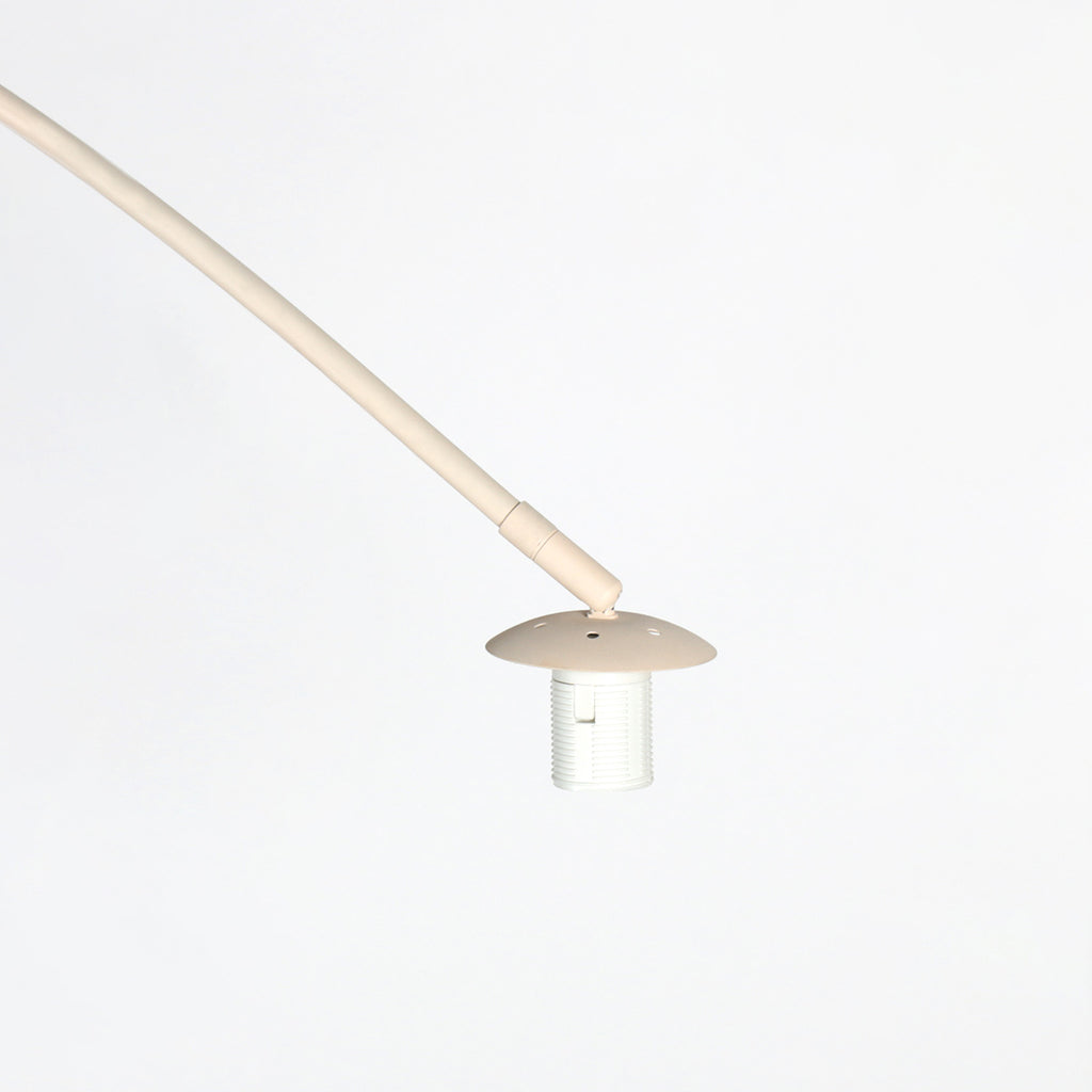 Bogenlampe aus geflochtenem Rattan in Creme mit rundem Schirm – H240 cm