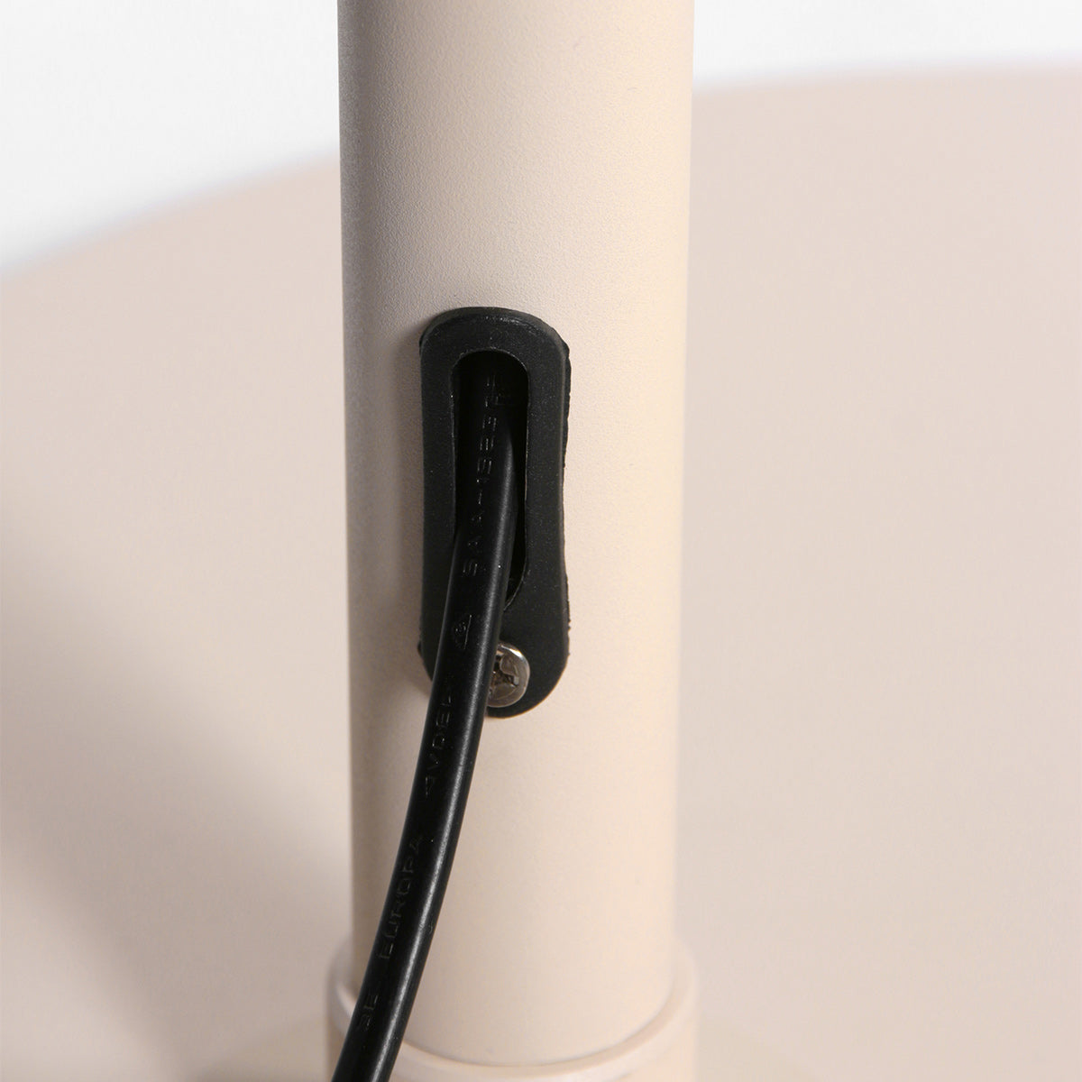 Bogenlampe aus geflochtenem Rattan in Creme mit rundem Schirm – H240 cm