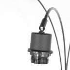 Stehlampe aus schwarzem Metall mit drei Bögen und offenen Schirmen aus hellem Holz