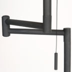 Stehlampe aus Metall in Mattschwarz mit goldfarbenem Schirminneren – H154 cm