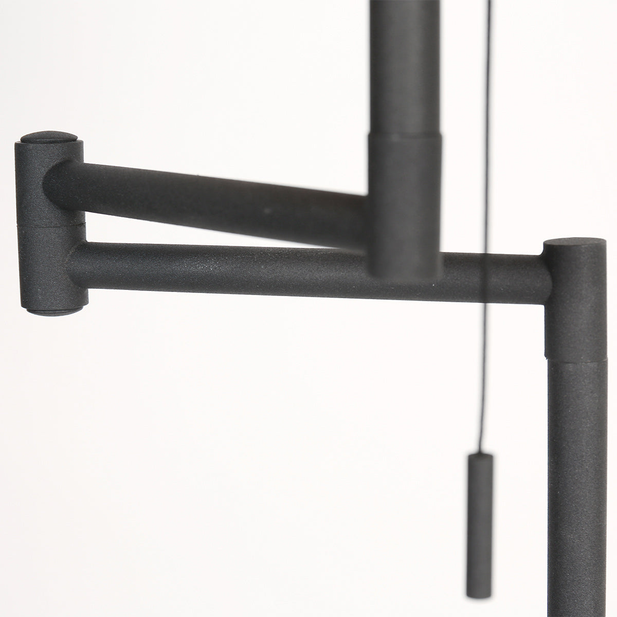Stehlampe aus Metall in Mattschwarz mit goldfarbenem Schirminneren – H154 cm