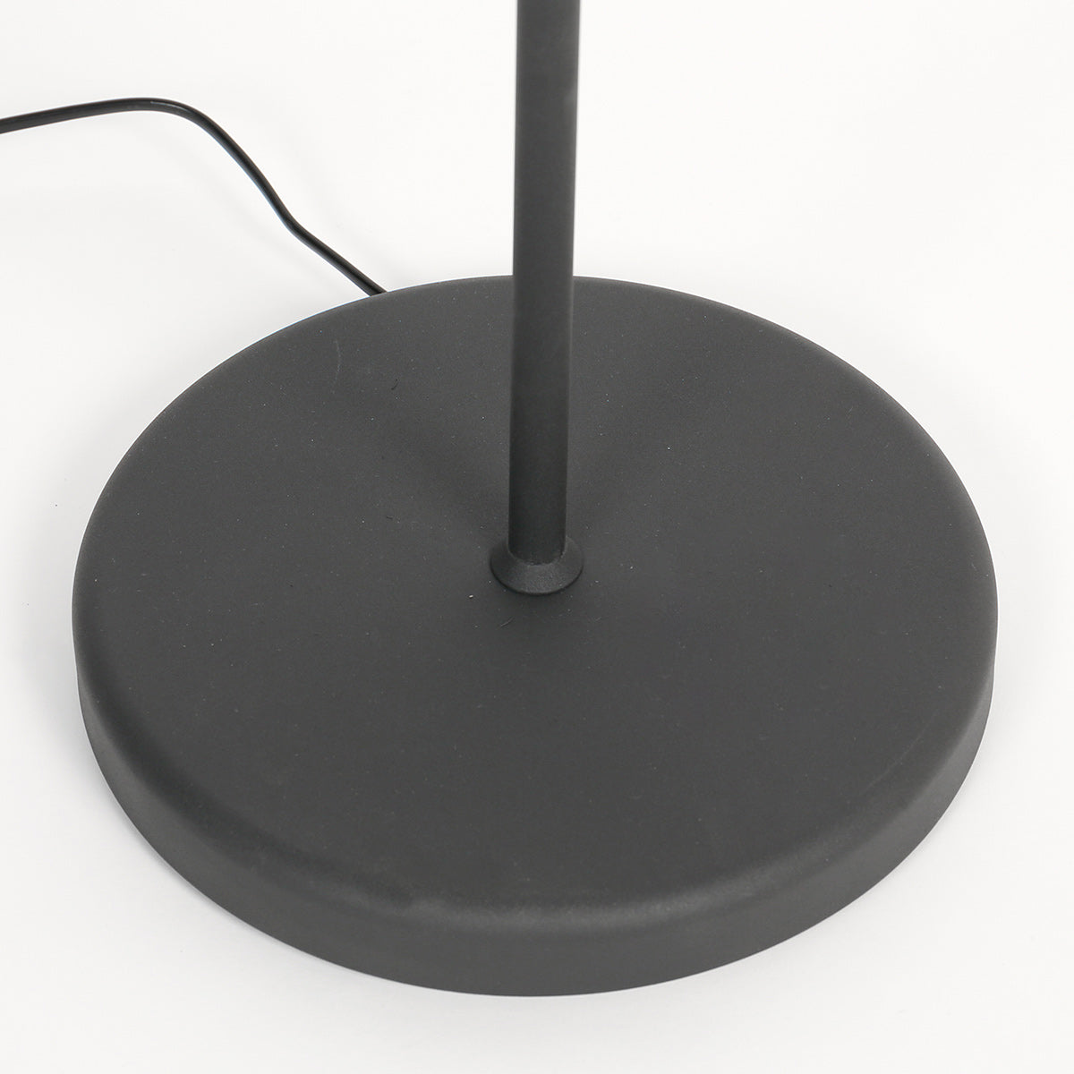 Stehlampe aus Metall in Mattschwarz mit goldfarbenem Schirminneren – H154 cm