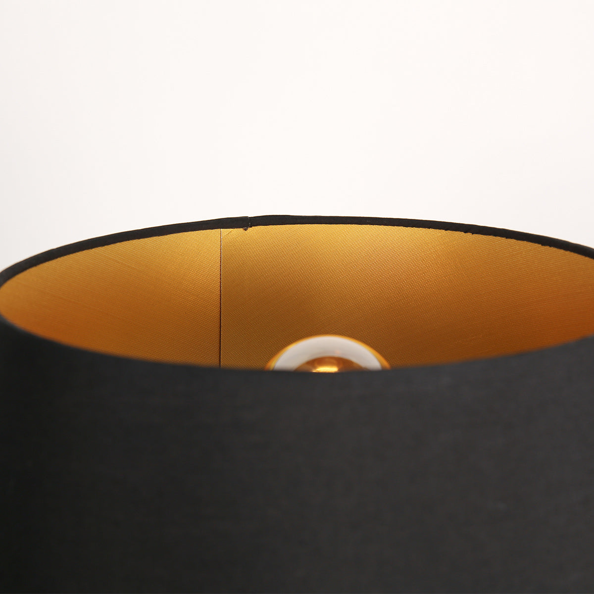 Stehlampe aus Metall in Mattschwarz mit goldfarbenem Schirminneren – H154 cm