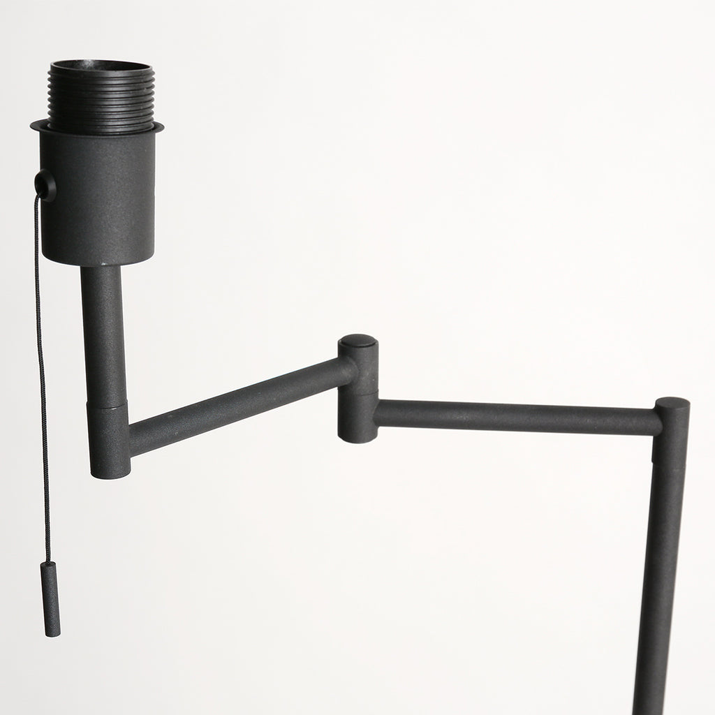 Stehlampe aus Metall in Mattschwarz mit goldfarbenem Schirminneren – H154 cm