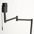 Stehlampe aus Metall in Mattschwarz mit goldfarbenem Schirminneren – H154 cm
