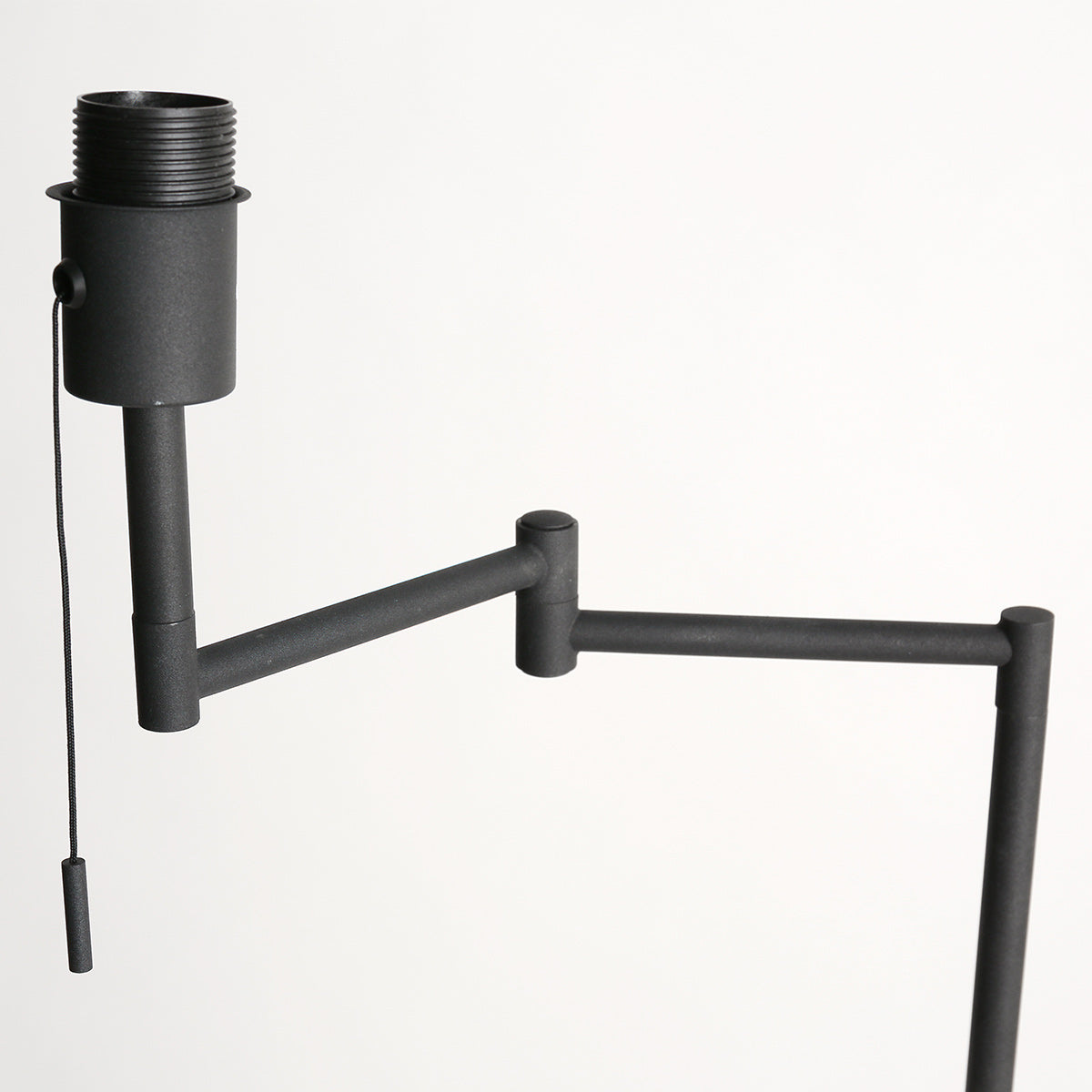 Stehlampe aus Metall in Mattschwarz mit goldfarbenem Schirminneren – H154 cm