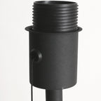 Stehlampe aus Metall in Mattschwarz mit goldfarbenem Schirminneren – H154 cm
