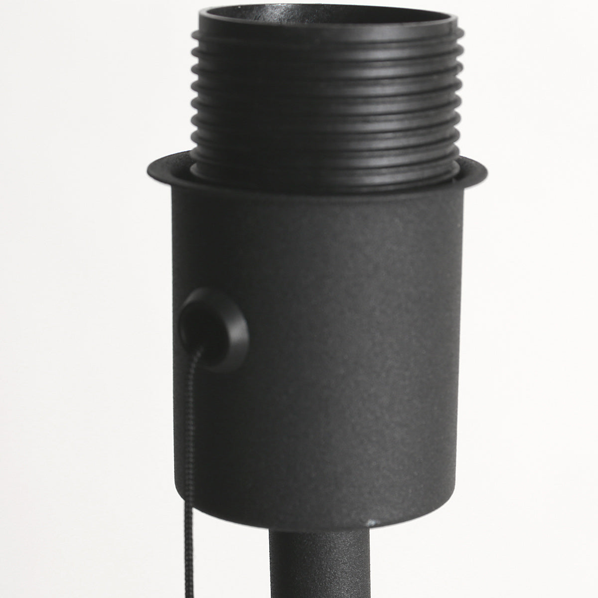 Stehlampe aus Metall in Mattschwarz mit goldfarbenem Schirminneren – H154 cm