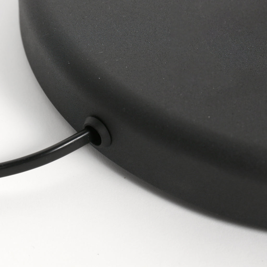 Stehlampe aus Metall in Mattschwarz mit goldfarbenem Schirminneren – H154 cm