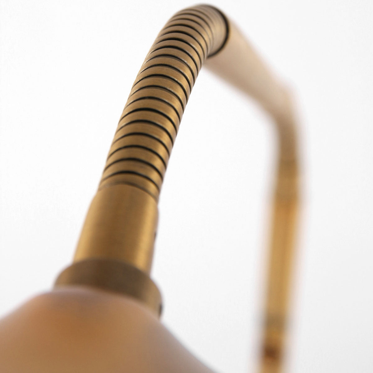 Stehlampe aus bronzefarbenem Metall mit Gelenkarm und dimmbarer LED