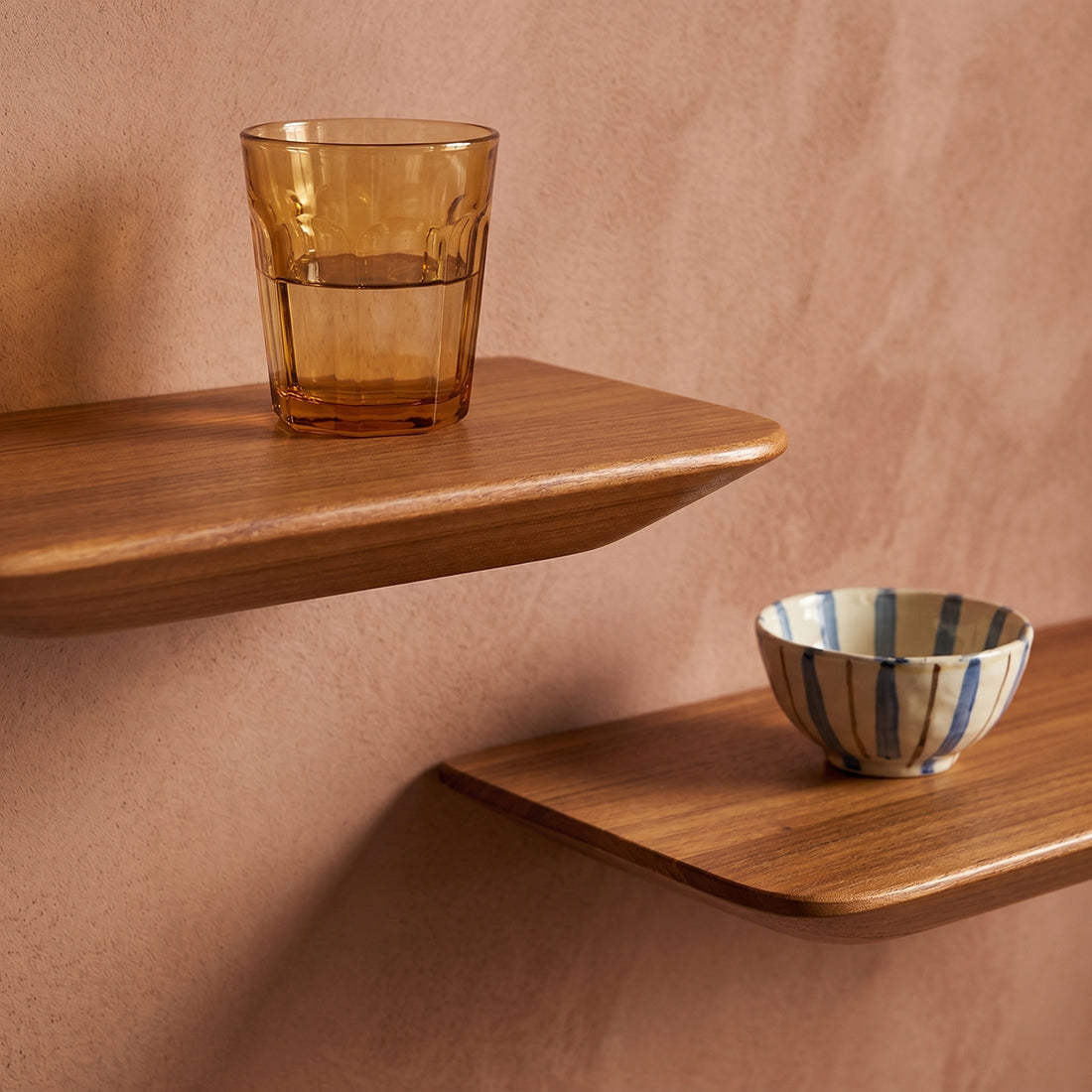 Schwebende Wandregale aus Teak Natur mit abgeschrägten Kanten – 2er-Set