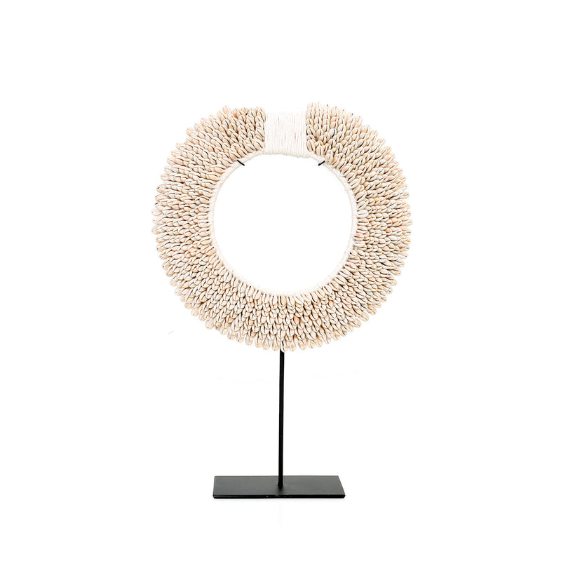 Deko-Scheibe aus weißen Muscheln auf schwarzem Metallfuß – H45 cm