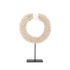 Deko-Scheibe aus weißen Muscheln auf schwarzem Metallfuß – H45 cm