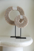 Deko-Scheibe aus weißen Muscheln auf schwarzem Metallfuß – H45 cm