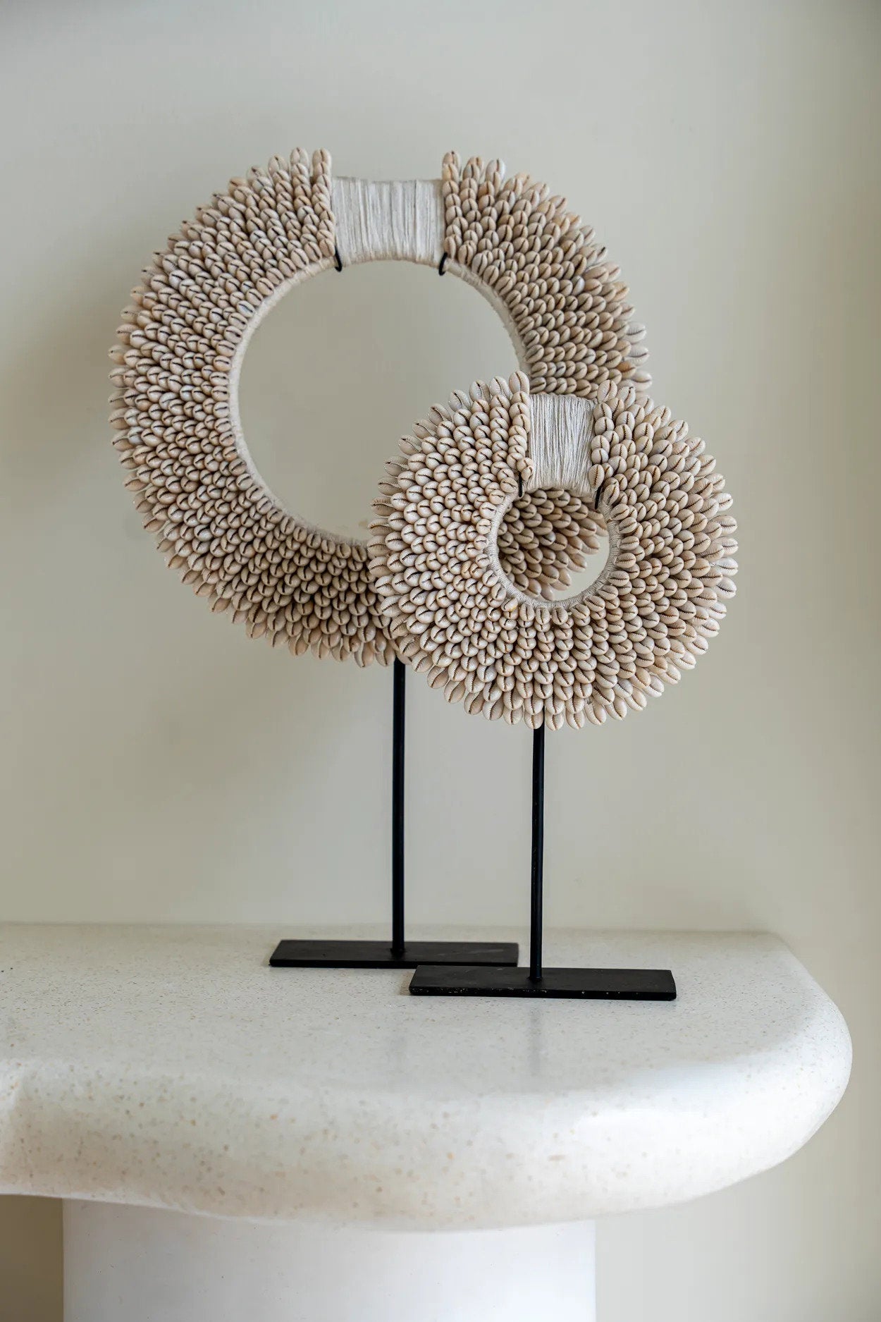 Deko-Scheibe aus weißen Muscheln auf schwarzem Metallfuß – H45 cm