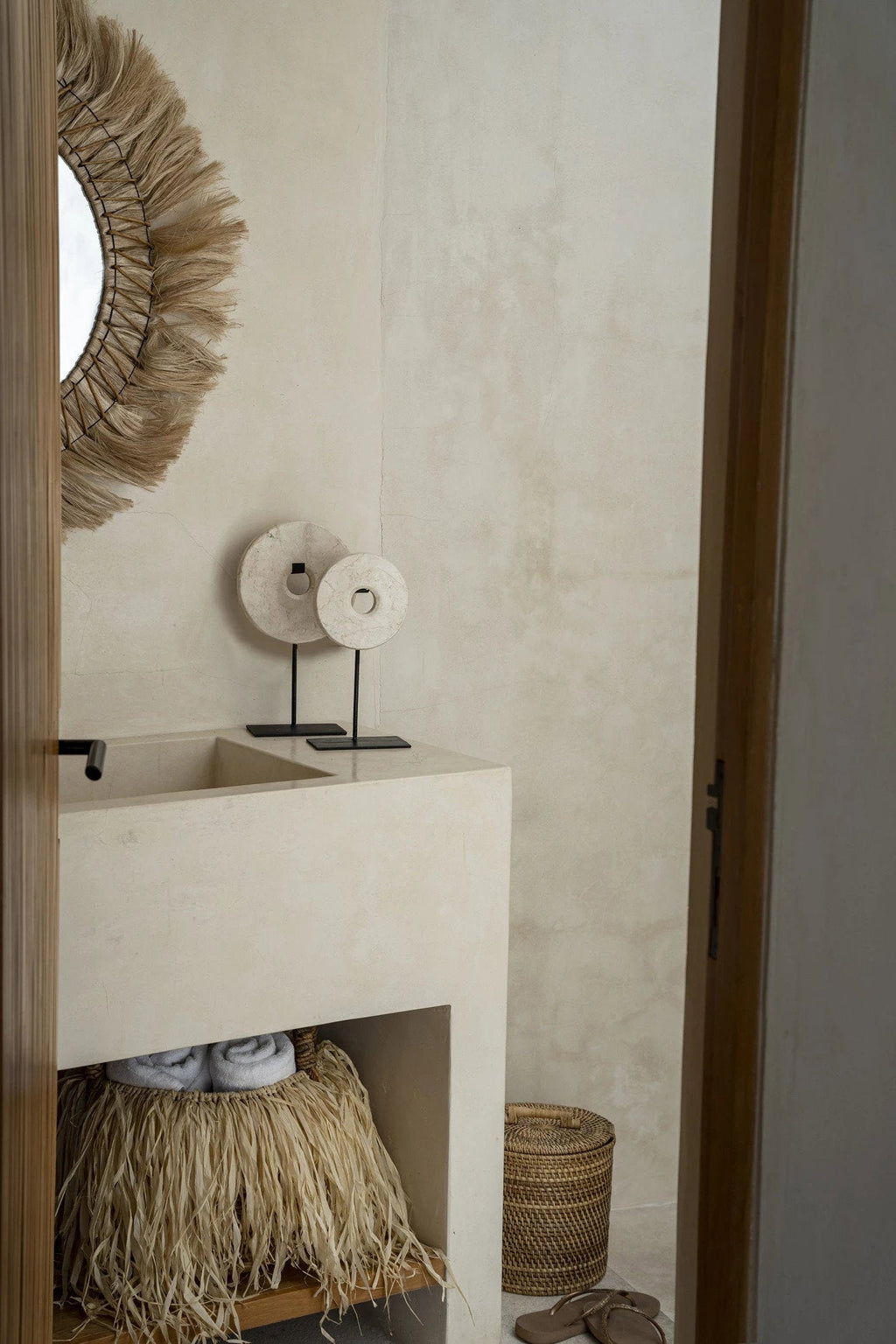 Scheibe aus weißem Marmor auf Sockel, minimalistisches Dekoobjekt