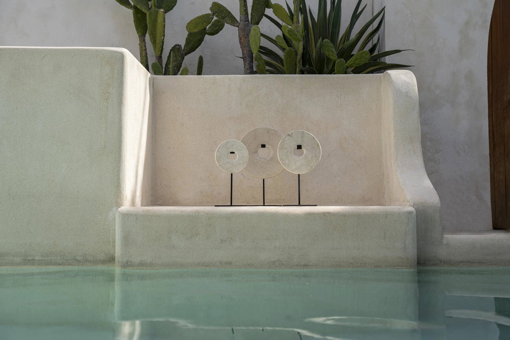 Scheibe aus weißem Marmor auf Sockel, minimalistisches Dekoobjekt