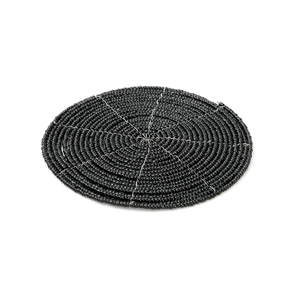 Runder Glasuntersetzer aus schwarzen Perlen mit Spiralmuster