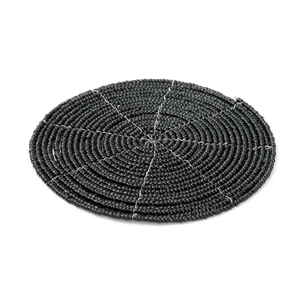 Runder Glasuntersetzer aus schwarzen Perlen mit Spiralmuster