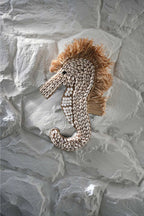 Wanddeko Seepferdchen – Weiße Muscheln und Raffia – H40 cm
