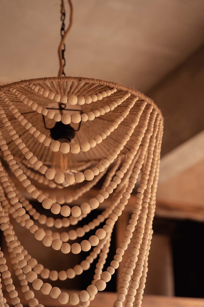 Hängeleuchte aus natürlichen Holzperlen in Tropfenform – H80 cm