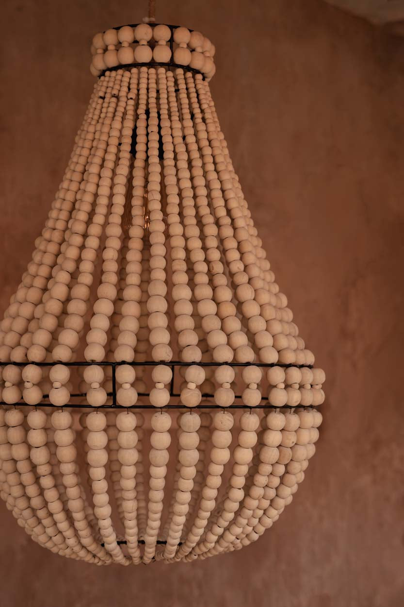 Hängeleuchte in Tropfenform aus Naturholzperlen – H73 cm