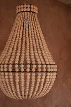 Hängeleuchte in Tropfenform aus Naturholzperlen – H73 cm