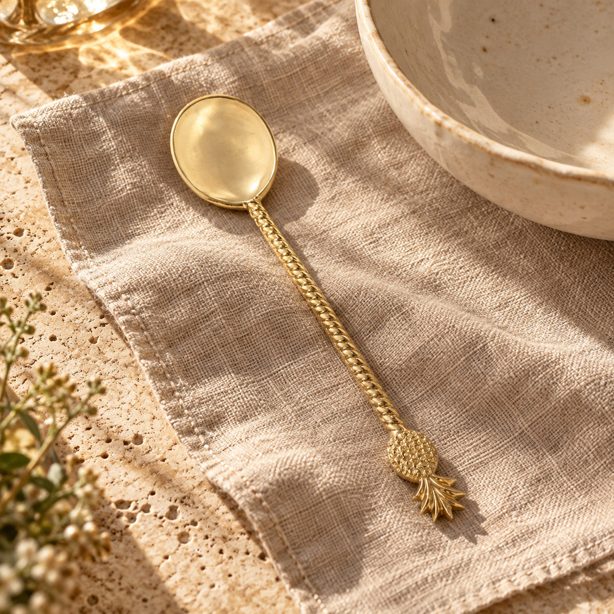 Salatlöffel aus Messing – Ananas-Griff in Gold
