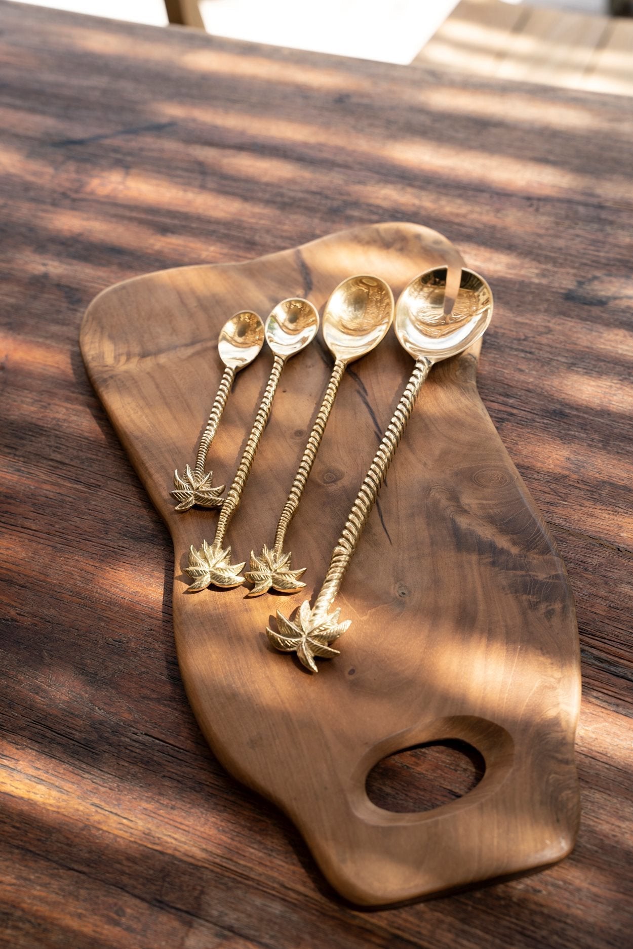 Salatgabel aus Messing in Gold – Palmblatt