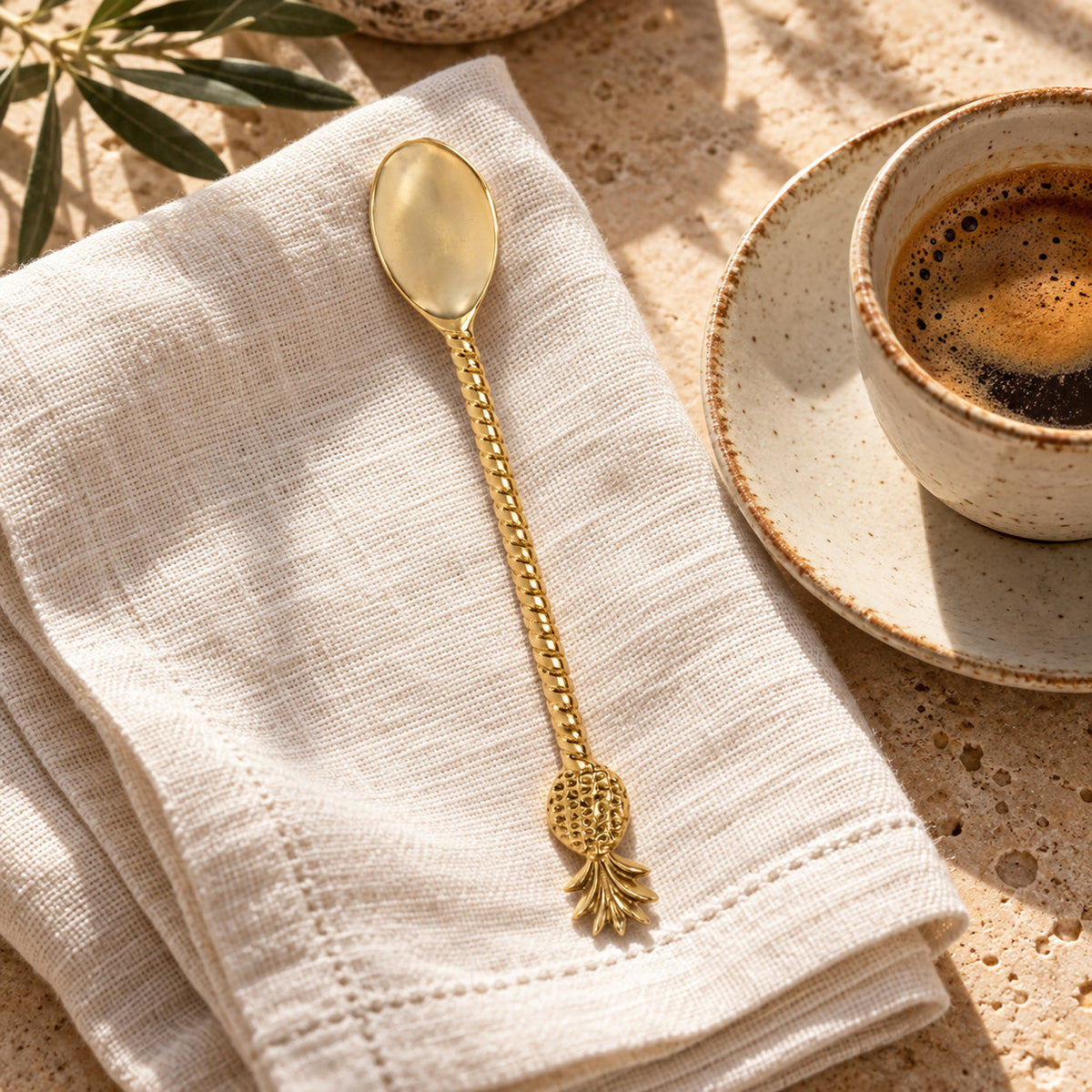 Langer Löffel aus Messing in Gold mit Ananas-Motiv